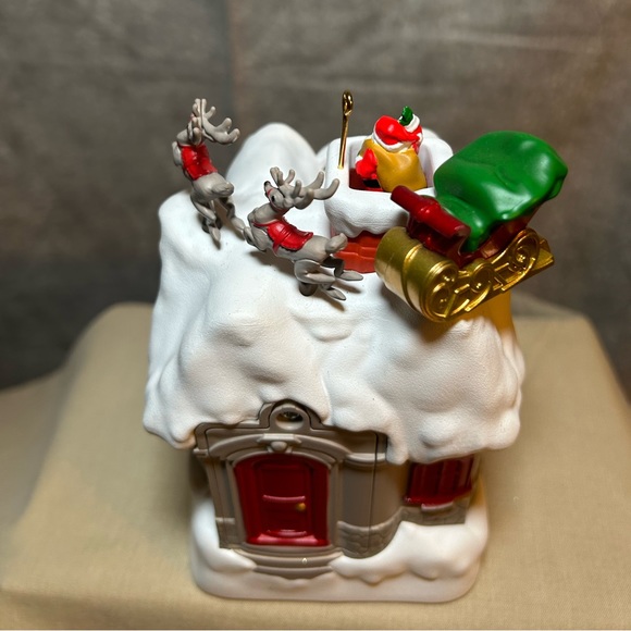 2015 Up on the Housetop Hallmark Keepsake Ornament - Picture 9 of 16
